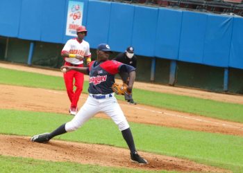 Juego entre los equipos de Camaguey y Matanzas, durante la apertura de la 60 Serie Nacional de Béisbol, en el estadio matancero Victoria de Girón. Foto: Roberto Morejón / ACN.