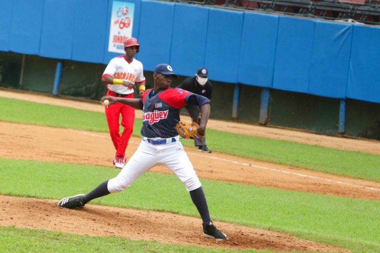 Juego entre los equipos de Camaguey y Matanzas, durante la apertura de la 60 Serie Nacional de Béisbol, en el estadio matancero Victoria de Girón. Foto: Roberto Morejón / ACN.