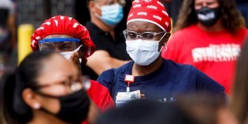 Personas usan mascarillas en los Estados Unidos durante la pandemia de coronavirus. Foto: Justin Lane / EFE.