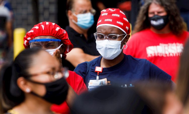 Personas usan mascarillas en los Estados Unidos durante la pandemia de coronavirus. Foto: Justin Lane / EFE.