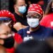 Personas usan mascarillas en los Estados Unidos durante la pandemia de coronavirus. Foto: Justin Lane / EFE.