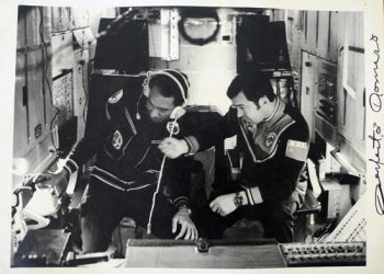 El cosmonauta cubano Arnaldo Tamayo Méndez (izq) en la estación orbital Saliut 6, en septiembre de 1980. Foto: Juventud Rebelde / Archivo.