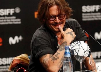 El actor estadounidense Johnny Depp durante la rueda de prensa de presentación de la película "Crock of gold: A few rounds with Shane MacGowan", que compite en la sección oficial de la 68 edición del Festival de Cine de San Sebastián, en España. Foto: Juan Herrero / EFE.