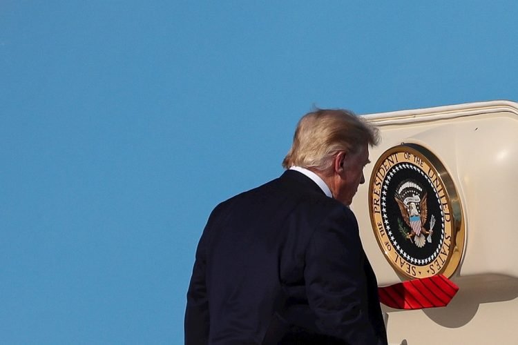 El presidente de Estados Unidos Donald J. Trump sube al avión presidencial Air Force One en la base aérea de Andrews, en Maryland, el 12 de septiembre de 2020, para viajar a Reno, Nevada. Foto: Oliver Contreras / EFE.