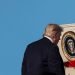 El presidente de Estados Unidos Donald J. Trump sube al avión presidencial Air Force One en la base aérea de Andrews, en Maryland, el 12 de septiembre de 2020, para viajar a Reno, Nevada. Foto: Oliver Contreras / EFE.