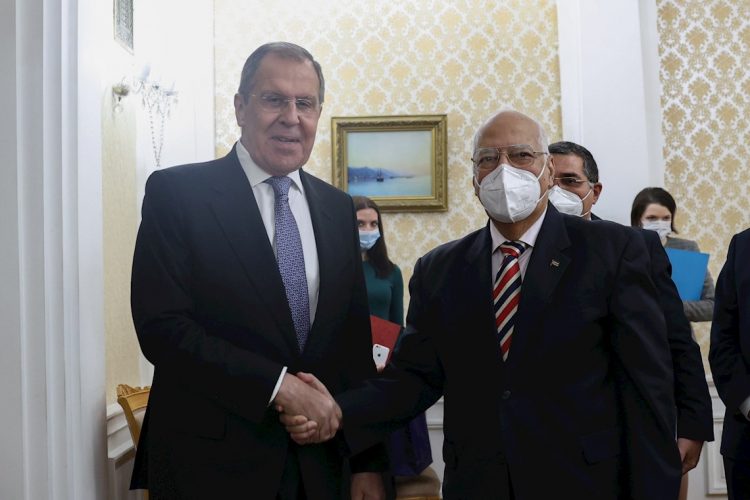 El caEl canciller ruso, Sergei Lavrov (i) saluda al viceprimer ministro cubano Ricardo Cabrisas (d), durante el encuentro sostenido en Moscú, Rusia, el 28 de septiembre de 2020. Foto: Ministerio de Relaciones Exteriores de la Federación Rusa / EFE.