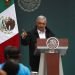 El presidente Andrés Manuel López Obrador habla frente a familiares de 43 estudiantes desaparecidos de la Escuela Normal Rural de Ayotzinapa, durante una presentación de las investigaciones en el sexto aniversario del hecho hoy sábado 26 de septiembre en el Palacio Nacional del DF. Foto: Rebecca Blackwell/AP.