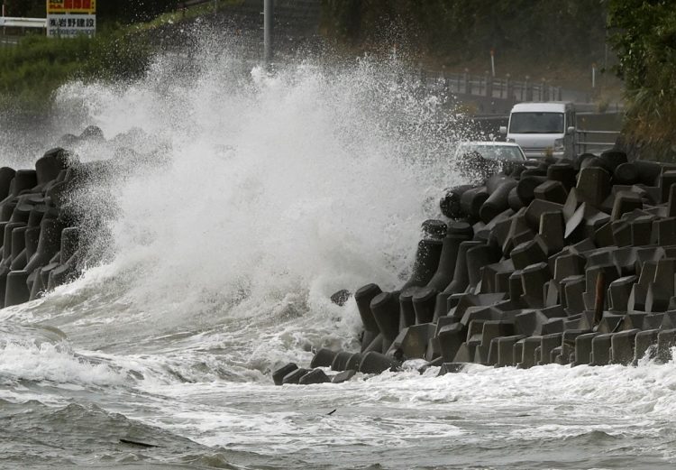 Fuertes olas castigan la costa de la ciudad de Kagoshima, al suroeste de Japón, el domingo 6 de septiembre de 2020.  (Takuto Kaneko/Kyodo News via AP)