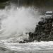 Fuertes olas castigan la costa de la ciudad de Kagoshima, al suroeste de Japón, el domingo 6 de septiembre de 2020.  (Takuto Kaneko/Kyodo News via AP)