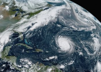 En esta imagen del satélite GOES-16, tomada el viernes 18 de septiembre de 2020, se ve al huracán Teddy en el centro del Atlántico; a la depresión tropical 22 a su izquierda en el Golfo de México; a los remanentes de Paulette, arriba a la derecha, y a la tormenta tropical Wilfred, abajo a la derecha. Imagen: NOAA, vía AP.