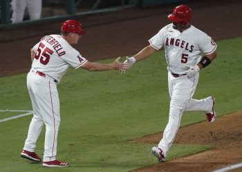 El dominicano Albert Pujols es felicitado por el coach de la antesala Brian Butterfield, tras conectar un jonrón en la quinta entrada del juego del viernes 18 de septiembre de 2020, ante los Rangers de Texas Foto: Ashley Landis/AP.