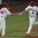 El dominicano Albert Pujols es felicitado por el coach de la antesala Brian Butterfield, tras conectar un jonrón en la quinta entrada del juego del viernes 18 de septiembre de 2020, ante los Rangers de Texas Foto: Ashley Landis/AP.