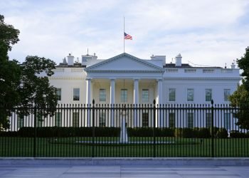 Una bandera estadounidense ondea a media asta en la Casa Blanca, en Washington, el sábado 19 de septiembre de 2020. Foto: Patrick Semansky / AP.