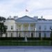 Una bandera estadounidense ondea a media asta en la Casa Blanca, en Washington, el sábado 19 de septiembre de 2020. Foto: Patrick Semansky / AP.