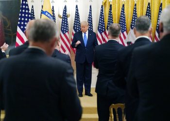 El presidente Donald Trump habla durante un evento para honrar a los veteranos de Bahía de Cochinos en el Salón Este de la Casa Blanca, el miércoles 23 de septiembre de 2020 en Washington. Los estadounidenses que viajen a Cuba no podrán alojarse en hoteles ni regresar a su casa con cigarros o ron, de acuerdo con una serie de nuevas sanciones anunciadas por Trump que buscan asfixiar económicamente al gobierno de la isla. Foto: Evan Vucci / AP