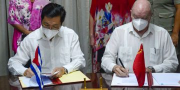 El embajador de China en La Habana, Chen Xi (izq) y el ministro cubano de Comercio Exterior e Inversión Extranjera, Rodrigo Malmierca, durante la firma de proyectos de colaboración. Foto: acn.cu