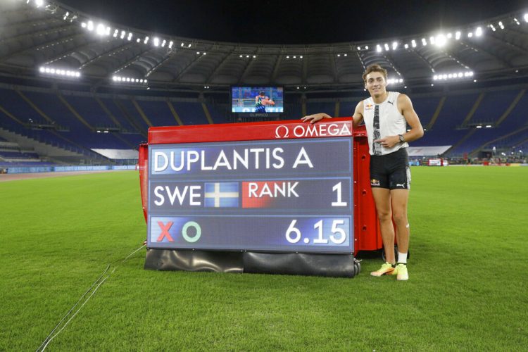 El sueco Armand Duplantis posa para fotos tras un salto de 6,15 metros que fijó un nuevo récord mundial de salt con pértiga en la Gala Dorada de la Liga Diamante en Roma, el jueves 17 de septiembre de 2020. Foto: AP/Gregorio Borgia.