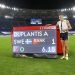 El sueco Armand Duplantis posa para fotos tras un salto de 6,15 metros que fijó un nuevo récord mundial de salt con pértiga en la Gala Dorada de la Liga Diamante en Roma, el jueves 17 de septiembre de 2020. Foto: AP/Gregorio Borgia.