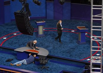 Varios obreros haciendo los preparativos para el primer debate presidencial en el Sheila and Eric Samson Pavilion, Cleveland. Foto: Patrick Semansky/AP.