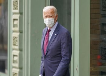 Joe Biden sale del Queen Theater tras pronunciar un discurso sobre la Corte Suprema el domingo 27 de septiembre de 2020 en Wilmington, Delaware. Foto: Andrew Harnik/AP.