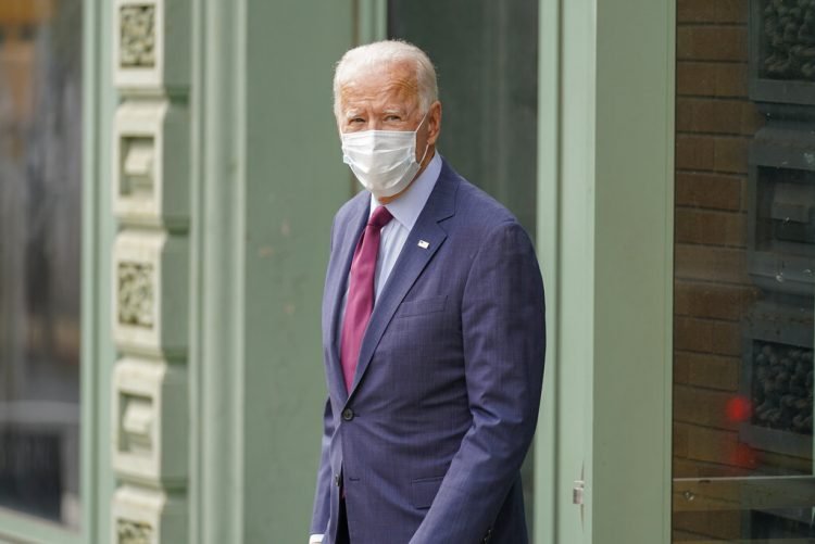 Joe Biden sale del Queen Theater tras pronunciar un discurso sobre la Corte Suprema el domingo 27 de septiembre de 2020 en Wilmington, Delaware. Foto: Andrew Harnik/AP.