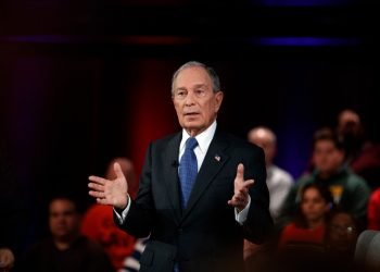 Bloomberg presenta en Tampa el nuevo anuncio de televisión a favor de Joe Biden y que subvencionó con 40 millones de dólares. | EPA