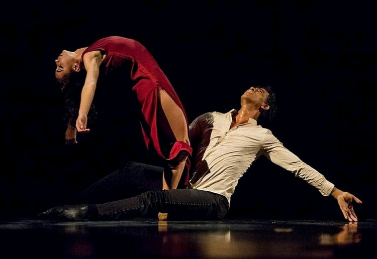 Los bailarines Carlos Acosta y Lily Menéndez en la obra "Mermaid". Foto: Gabriel Guerra Bianchini / Archivo.