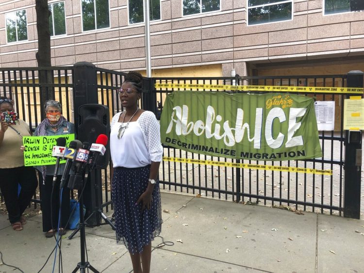 En esta imagen del martes 15 de septiembre de 2020, Dawn Wooten, enfermera en el Centro de Detención del condado de Irwin, en Ocilla, Georgia, durante una conferencia de prensa en Atlanta para denunciar las condiciones de la cárcel de inmigrantes. Foto: AP/Jeff Amy/ Archivo.