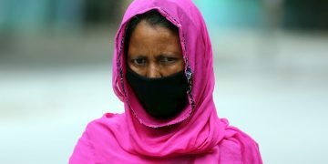 Una mujer india con mascarilla camina por la calle en Bangalore, India. Foto: EFE/Jagadeesh NV.