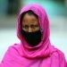 Una mujer india con mascarilla camina por la calle en Bangalore, India. Foto: EFE/Jagadeesh NV.