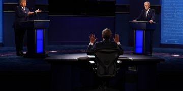 El moderador Chris Wallace de Fox News, al centro, hace un gesto durante el primer debate presidencial entre el mandatario Donald Trump, a la izquierda, y el candidato demócrata, el exvicepresidente Joe Biden, el martes 29 de septiembre de 2020, en Cleveland. Foto: Patrick Semansky/AP.