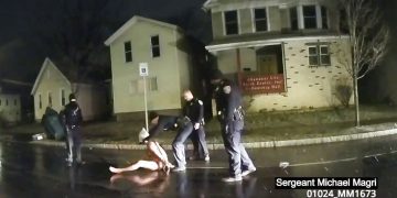 Un policía le coloca una capucha a Daniel Prude el 23 de marzo del 2020, en Rochester, estado de Nueva York. Según investigaciones Prude murió asfixiado por policías. Foto tomada de la cámara corporal de los policías, facilitada por Roth and Roth LLP. Foto: Policía de Rochester, via Roth and Roth LLP, via AP.