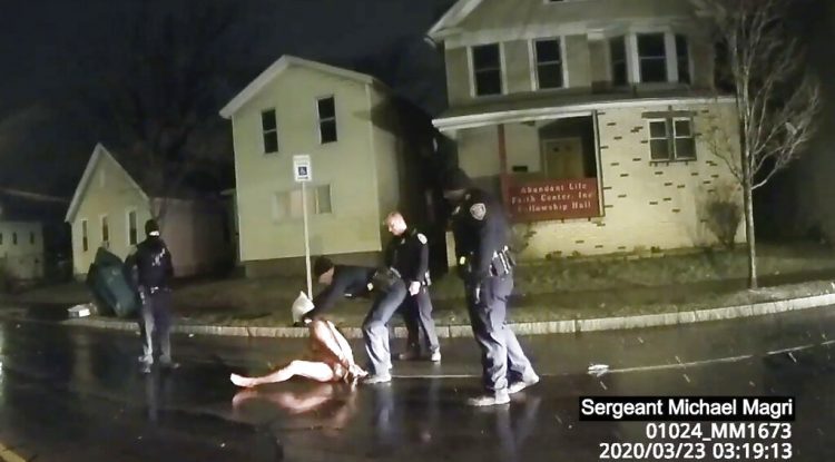 Un policía le coloca una capucha a Daniel Prude el 23 de marzo del 2020, en Rochester, estado de Nueva York. Según investigaciones Prude murió asfixiado por policías. Foto tomada de la cámara corporal de los policías, facilitada por Roth and Roth LLP. Foto: Policía de Rochester, via Roth and Roth LLP, via AP.