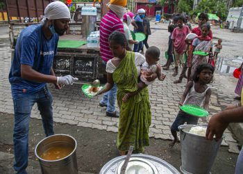 Personas sin hogar en Ia India hacen cola para recibir comida distribuida por una comunidad sikh en Gauhati, India, en septiembre de 2020.  Foto: Anupam Nath/AP.