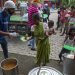 Personas sin hogar en Ia India hacen cola para recibir comida distribuida por una comunidad sikh en Gauhati, India, en septiembre de 2020.  Foto: Anupam Nath/AP.