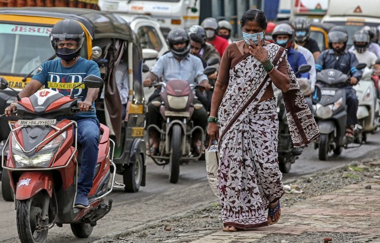 La India rompe el techo diario de COVID-19 mientras su economía cae a pedazos. Foto: EFE/EPA/Divyakant Solanki.