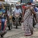 La India rompe el techo diario de COVID-19 mientras su economía cae a pedazos. Foto: EFE/EPA/Divyakant Solanki.