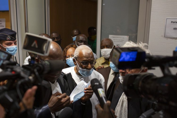 El expresidente de la Federación Internacional de Atletismo, Lamine Diack, sale de la corte tras su juicio en París, Francia, el miércoles 16 de septiembre de 2020. Diack fue sentenciado a dos años de cárcel. Foto: Rafael Yaghobzadeh/AP.