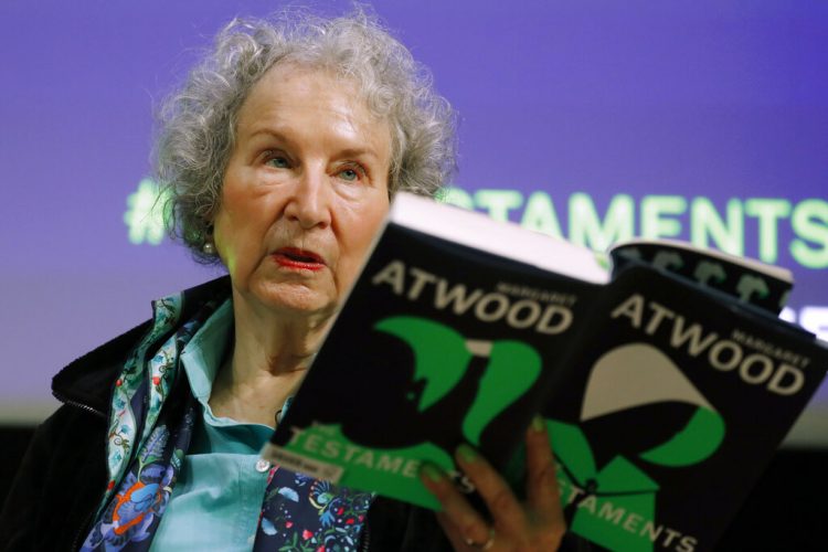 La autora canadiense Margaret Atwood con una copia de su libro "The Testaments" durante una conferencia de prensa en Londres. Atwood, cuya impresionante obra incluye "The Handmaid's Tale" (El cuento de la criada) que retrata un futuro distópico para Estados Unidos ganó el premio al mérito Richard C. Holbrooke otorgado por el Premio Literario de la Paz Dayton. Foto: Alastair Grant/AP/ archivo.