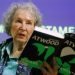 La autora canadiense Margaret Atwood con una copia de su libro "The Testaments" durante una conferencia de prensa en Londres. Atwood, cuya impresionante obra incluye "The Handmaid's Tale" (El cuento de la criada) que retrata un futuro distópico para Estados Unidos ganó el premio al mérito Richard C. Holbrooke otorgado por el Premio Literario de la Paz Dayton. Foto: Alastair Grant/AP/ archivo.