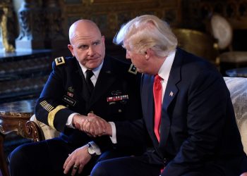 El general McMaster al aceptar ser asesor de Seguridad Nacional de Trump durante un encuentro en Mar-a-Lago, Florida en febrero de 2017. Foto: AP.