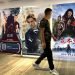 Un hombre con mascarilla pasa junto a un afiche de la película de Disney "Mulan" en un cine en Beijing, el 11 de septiembre del 2020.  Foto: Mark Schiefelbein/AP.