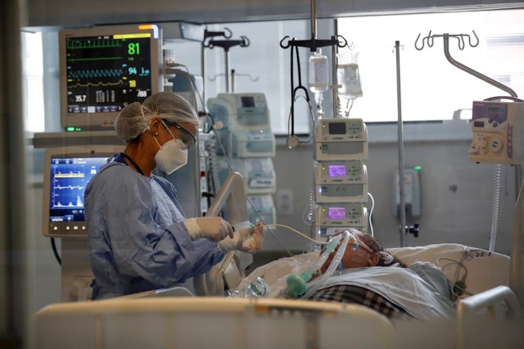 Una doctora observa a un paciente en la Unidad de Cuidados de Intensivos, en el hospital Emilio Ribas en Sao Paulo (Brasil). Foto: EFE/Sebastiao Moreira/Archivo.