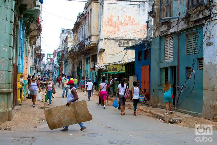 La Habana, Ciego de Ávila, Matanzas, Artemisa, Sancti Spíritus, Camagüey y Holguín reportaron los nuevos casos de COVID-19. Muchas personas continúan su vida normal, pese las advertencias del rebrote de Covid-19 en La Habana. Foto: Otmaro Rodríguez