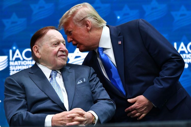 El millonario Sheldon Adelson junto a Trump en una reunión del consejo judío estadounidense en Washington. Foto: Forbes