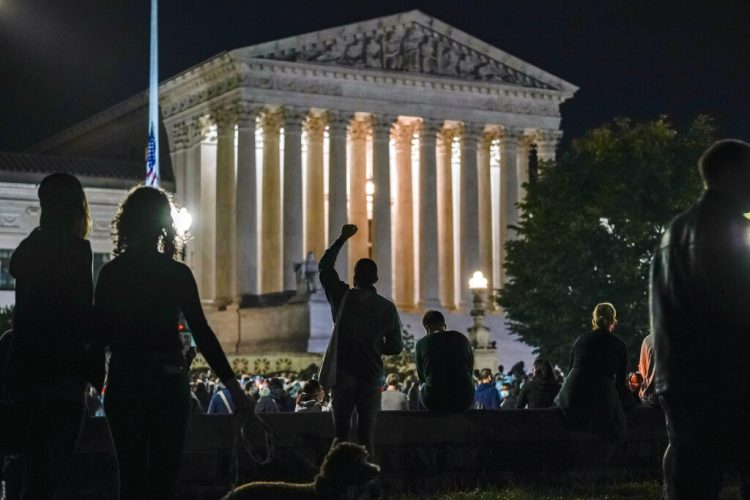 Manifestantes se congregan frente a la Corte Suprema en Washington el 19 de septiembre de 2020 tras la muerte de la jueza Ruth Bader Ginsburg. El nombramiento de un reemplazo agrega otro factor de tensión a una campaña presidencial ya de por sí bastante caldeada. Foto: J. Scott Applewhite/AP.