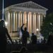 Manifestantes se congregan frente a la Corte Suprema en Washington el 19 de septiembre de 2020 tras la muerte de la jueza Ruth Bader Ginsburg. El nombramiento de un reemplazo agrega otro factor de tensión a una campaña presidencial ya de por sí bastante caldeada. Foto: J. Scott Applewhite/AP.