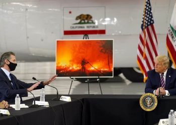 El presidente Trump escucha al gobernador Gavin Newsom informarle sobre los incendios que afectan a California, el lunes 14 de septiembre de 2020 en el aeropuerto McClellan de Sacramento, California. Foto: Andrew Harnik/AP.