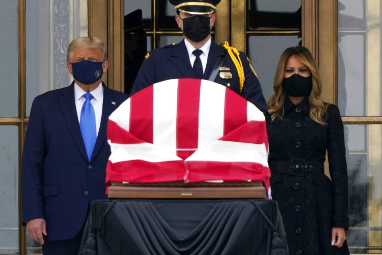 El presidente Donald Trump y la primera dama  Melania Trump rinden tributo a los restos de la jueza Ruth Bader Ginsburg en Washington el 24 de septiembre de 2020.  Foto: J. Scott Applewhite/AP.