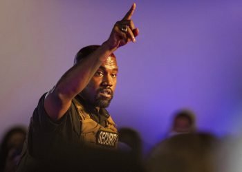 En esta foto del 19 de julio del 2020, Kanye West hace la primera aparición de su campaña presidencial en North Charleston, Carolina del Sur. Foto: Lauren Petracca Ipetracca/The Post And Courier/AP.